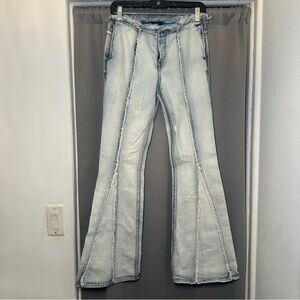 h:ours Calista Pant in Lt Tinted Bleach Light Wash Frayed Button Flare Jeans 24